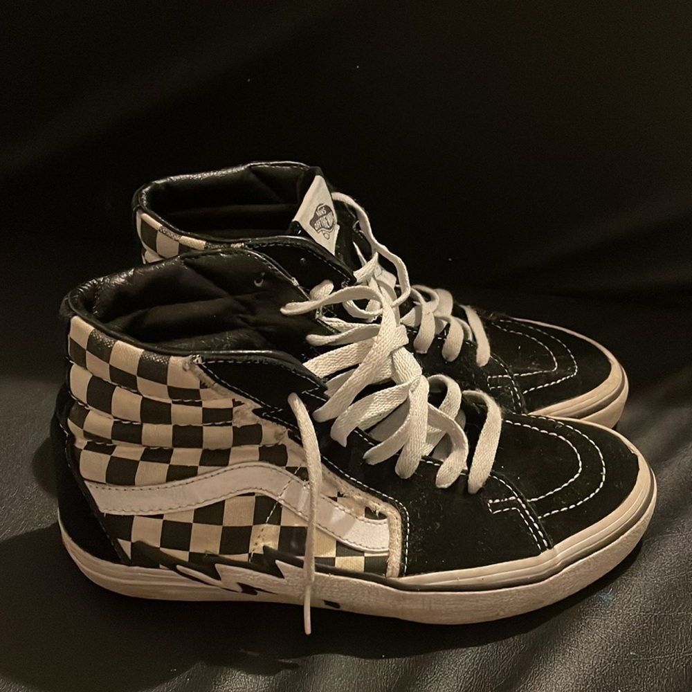 Men’s Black and white vans sneakers. Size 6. Knots are in laces